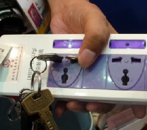 由于具有識(shí)別功能,插座只對標(biāo)準(zhǔn)插頭“來電”人體不受傷害