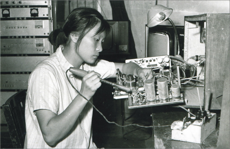 1970年，中國(guó)誕生第一臺(tái)彩色電視機(jī)，數(shù)年之后，長(zhǎng)虹才開始電視機(jī)的研制