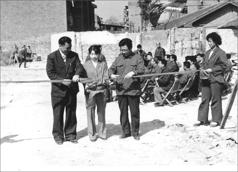 1986年，長(zhǎng)虹彩電工程奠基，這樣的剪彩儀式，剪出了中國(guó)最大的彩電生產(chǎn)基地之一