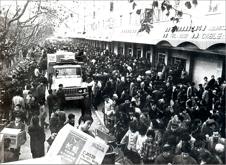 1989年，在彩電計(jì)劃調(diào)控的年代，長(zhǎng)虹彩電的降價(jià)引發(fā)搶購(gòu)潮