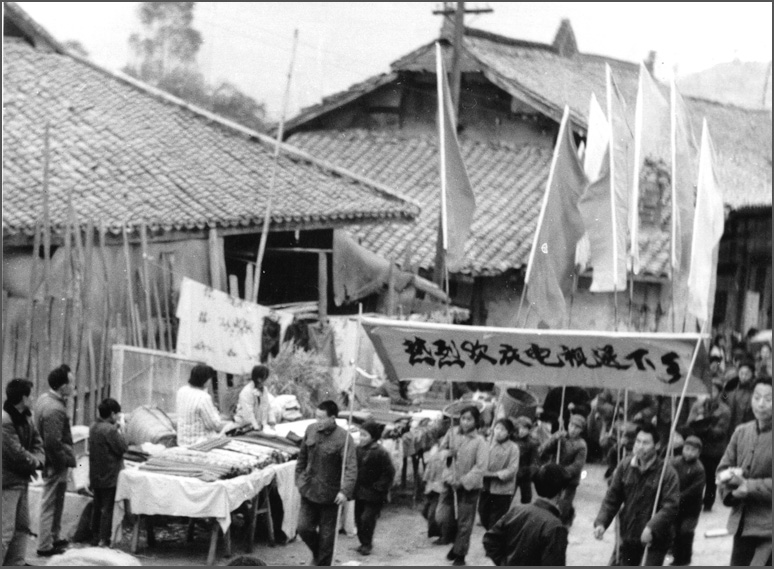 這可能是中國(guó)第一場(chǎng)&ldquo;家電下鄉(xiāng)&rdquo;，當(dāng)時(shí)長(zhǎng)虹在春季把彩電免費(fèi)送下鄉(xiāng)，秋天豐收后農(nóng)民有錢了再去收錢