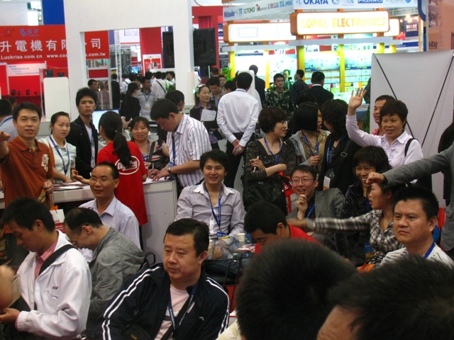 圖8 Digi-Key場(chǎng)面火爆因素之&mdash;&mdash;免費(fèi)的禮品互動(dòng)發(fā)放