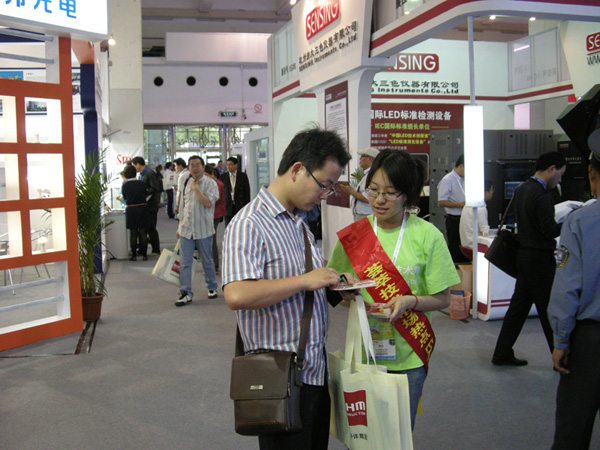 EP工作人員向觀眾派發(fā)Expo Pack