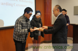 圖1:長(zhǎng)島好克先生為獲獎(jiǎng)同學(xué)頒獎(jiǎng)