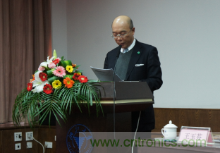 圖2:谷口豐聰先生對(duì)獲獎(jiǎng)同學(xué)表示祝賀