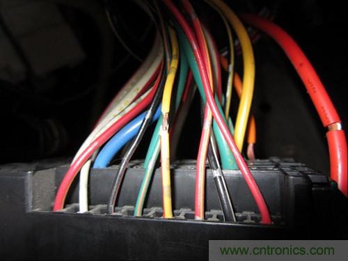 控制線25線--黃底紅條，電容器輸出線為最大的藍(lán)色線，接蓄電池正極的線為白底紅條粗線