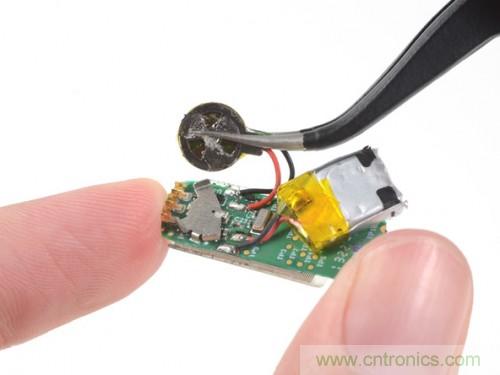 拿下電池，電池還沒有指甲蓋大，5-7天的電量