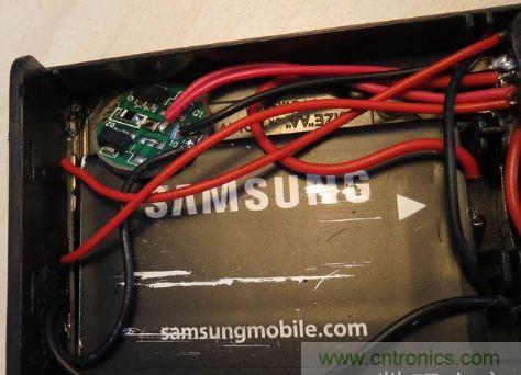 電池盒，安裝上鋰電池，用于外部強光LED供電