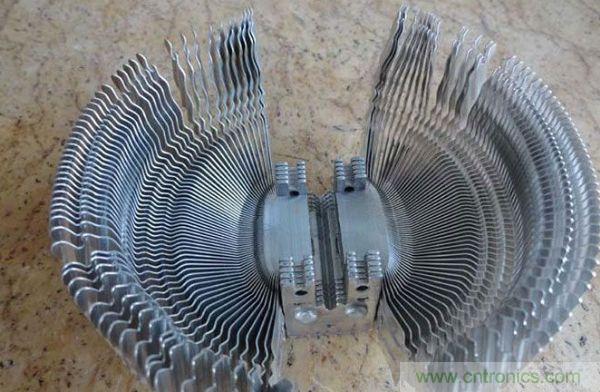 變廢為寶！風扇散熱器變身山寨LED燈