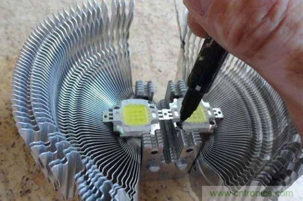 變廢為寶！風扇散熱器變身山寨LED燈