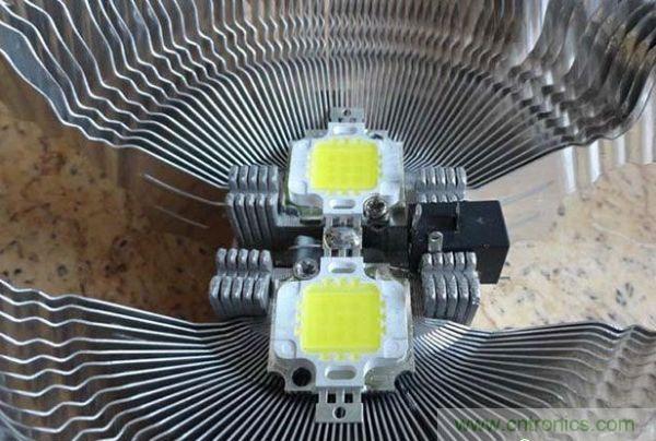 變廢為寶！風扇散熱器變身山寨LED燈