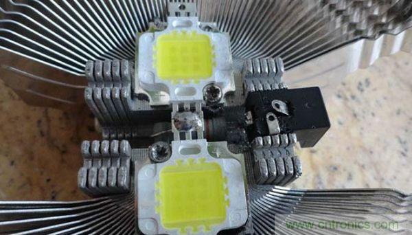 變廢為寶！風扇散熱器變身山寨LED燈