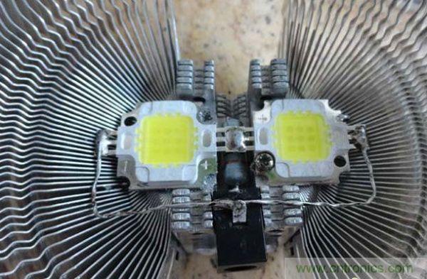 變廢為寶！風扇散熱器變身山寨LED燈