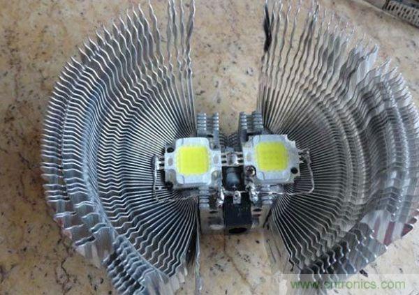 變廢為寶！風扇散熱器變身山寨LED燈