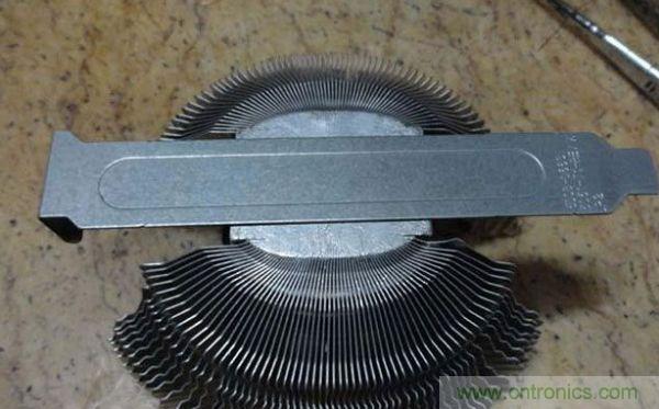 變廢為寶！風扇散熱器變身山寨LED燈