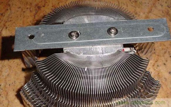 變廢為寶！風扇散熱器變身山寨LED燈