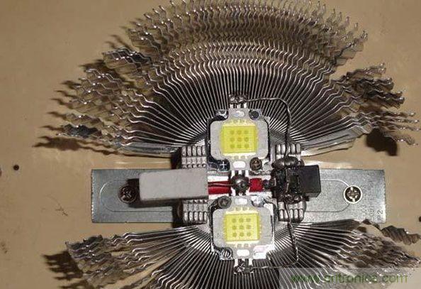 變廢為寶！風扇散熱器變身山寨LED燈