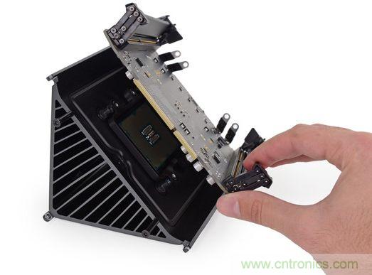 將主板摘下，處理器最后拆下