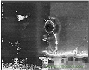 受ESD影響，氧化物沖進(jìn)一個(gè)小孔