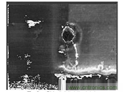 受ESD影響，氧化物沖進(jìn)一個(gè)小孔