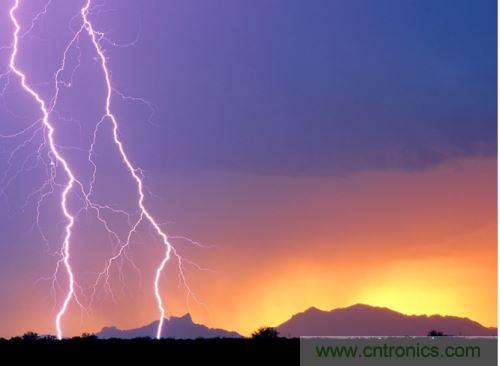 【導讀】處于空間變化的強電磁場中的物體，由于電磁感應，在其內部就會產生很高的感應電動勢，很容易造成意外?，F(xiàn)在家用電器的也采取了各種相應的防護措施，特別是雷電的防護，不要以為在家里的電器就不怕雷電哦，&ldquo;家里&rdquo;也不安全的，所以雷天下電器防雷常識還是不可少的。  家用電器的防護，除了避免人為損壞外，諸多不可抗力因素所帶來的損壞也要采取相應的防護措施，特別是雷電的防護。雷電流在50～100微秒的時間內，從０變化到幾萬安，再由幾萬安變化到０，在其周圍空間會產生瞬變的強電磁場。處于空間變化的強電磁場中的物體，由于電磁感應，在其內部就會產生很高的感應電動勢。以前，由于它的成災概率極小，沒有引起人們的注意，但隨著微電子技術的重大進展，超大規(guī)模集成電路誕生，它的能耗小、靈敏度極高等特點，使得其容易被損壞。          在建筑物內，大量布設著各種導體線路。當建筑物遭受雷擊或其周圍發(fā)生雷擊時，雷電流將在建筑物內部空間產生瞬態(tài)磁場脈沖，這種磁場脈沖干擾上述回路后，將在回路中感應出瞬態(tài)過電壓，危及這些回路相連的設備。雖然建筑物做好了防雷措施，但建筑物不可避免的會出現(xiàn)露洞。比如大面積的門窗可以讓電磁波入侵來去自由，輸電線路引雷入室等等。甚至有些電器還是露天使用的，因此應做好電器防雷。 6   電力系統(tǒng)因其裸露而置于高空，是最易遭受雷擊的。20世紀初，在電力系統(tǒng)應用到輸電線中上時創(chuàng)造了避雷線，即接閃器是一根或兩根架設在輸電線上方的接地鋼線，也就是前面所稱的&ldquo;避雷線&rdquo;。由于它簡單有效，所以在房屋建筑上也推廣了這種形式的接閃器，將它安裝在房屋上容易發(fā)生雷擊的地方，起到避雷的作用?，F(xiàn)在許供電線路采用地下電纜，對防雷有了很大的幫助。但高壓運輸還是必須架空明線，因此，必須使用避雷線。          人們通常用過壓保護器來保護電器。其防雷原理是：這種保護器有兩個端口，電器電源火線與零線分別各接保護器的一個端口，每個保護器另一端再接地，通過間隙擊穿達到對地放電的目的。在正常工作電壓下，避雷器間隙不會被擊穿，當過電壓沿導線傳過來危及被保護設備的過電壓時，避雷器間隙很快被擊穿，對地放電，使大量的電荷都泄入到大地，從而限制了被保護設備的輸入電壓，起到了保護設備的作用。過電壓過去以后，間隙能迅速恢復，使電器正常工作。一些高檔的電器自帶保護器，但是還有許多的電器沒有這一裝置。因此，應在入戶電線接上保護器。在雷暴天氣時，如果沒有特別的用電要求，最好將入戶總閘關閉。          微電子技術的發(fā)展，用電器大量使用集成電路。雷電發(fā)生時的電磁效應是集成電路的克星。而現(xiàn)在使用集成電路最多的莫過于計算機了，為了防止電磁感應對其的破壞，計算機的主機外殼一般由金屬制成。利用金屬的靜電屏蔽和對電磁波的趨膚效應，對防止感應雷有很好的效果。