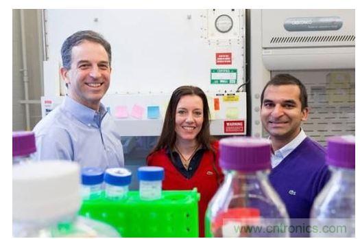 從左到右：MIT生物工程學(xué)教授Ron Weiss、機(jī)械工程學(xué)副教授Domitilla Del Vecchio，以及MIT生物工程系學(xué)生Deepak Mishra。