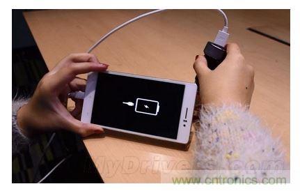 手機電池寒冷時為什么總充電？