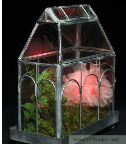 當(dāng)傳感器讀到的數(shù)值低于閾值，則LED會(huì)閃爍紅光