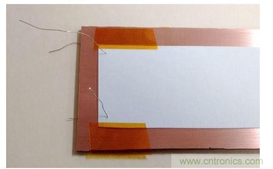 對齊后的碳粉轉(zhuǎn)印紙。注意用于對齊的小細線