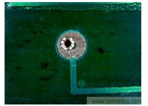 另一邊的鉚釘邊緣(顯微鏡圖像)。從這張圖可以看出配準(zhǔn)誤差很明顯