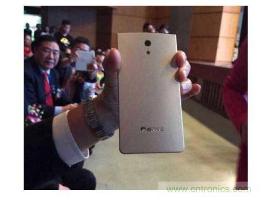 【導(dǎo)讀】在兩會(huì)期間，格力董事長(zhǎng)董明珠對(duì)手機(jī)制造曾有過(guò)較為明顯的表態(tài)，她表示如果格力做手機(jī)，那么用戶(hù)在3年之內(nèi)是不用進(jìn)行更換的。然而就在不久之后，她又爆出了一條更為令人震驚的消息，格力手機(jī)已經(jīng)做出實(shí)體機(jī)了。  曝光的格力手機(jī)  格力手機(jī)的首秀出現(xiàn)在中山大學(xué)博學(xué)大講堂。董明珠今日參加中山大學(xué)博學(xué)大講堂上做&ldquo;傳統(tǒng)企業(yè)的突圍成長(zhǎng)&rdquo;演講。演講中，董明珠話(huà)鋒一轉(zhuǎn)，談到了格力手機(jī)。&ldquo;我們也很意外&rdquo;，董明珠陪同人員表示，&ldquo;董總突然叫她的秘書(shū)拿手機(jī)過(guò)來(lái)，然后跟大家說(shuō)&lsquo;透露一下格力的手機(jī)已經(jīng)出來(lái)了，我也已經(jīng)用了&rsquo;。&rdquo;  按照內(nèi)部規(guī)劃，今年格力可能會(huì)將手機(jī)推向市場(chǎng)，但具體的正式發(fā)布時(shí)間尚未確定。在北京參加兩會(huì)期間，董明珠曾到奇虎360公司參觀，引發(fā)外界關(guān)于格力與360合作的大猜想。格力手機(jī)是代工還是自己造?售價(jià)多少?會(huì)否搭載格力智能家居系統(tǒng)?這一切都還沒(méi)有答案。格力集團(tuán)市場(chǎng)部相關(guān)負(fù)責(zé)人表示，如果有消息會(huì)通過(guò)公司公告披露。  格力為什么做手機(jī)？外界最普遍的猜測(cè)是為布局智能家居。目前手機(jī)成為了公認(rèn)的智能家居入口，很多智能家居的遠(yuǎn)程遙控都通過(guò)手機(jī)來(lái)實(shí)現(xiàn)，再者，董明珠做事喜歡掌控大局，所以這個(gè)猜測(cè)很有可能是正確的。那么，可以肯定的是格力未來(lái)要做的智能家居，必然不是單一的硬件產(chǎn)品，而是一整套家居生態(tài)系統(tǒng)。