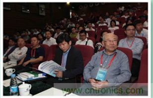 圖6：哈爾濱工業(yè)大學(xué)教授楊孝宗和蘇州納米技術(shù)與仿真研究所博導(dǎo)張鋌等專家坐鎮(zhèn)2015中國創(chuàng)客論壇，為中國創(chuàng)新加油！