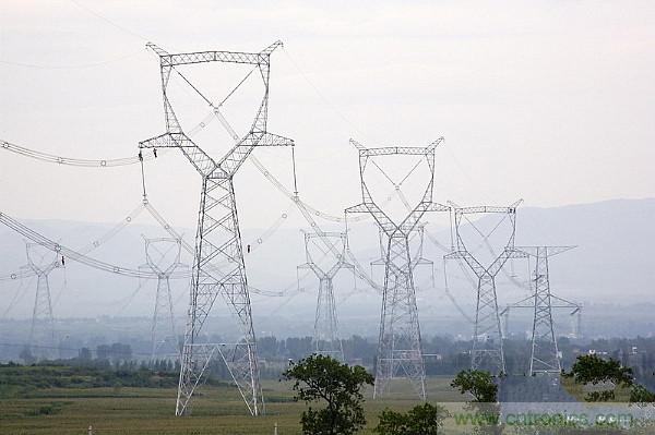 很多人在談到三相電時(shí)認(rèn)為是單相的、多了一個(gè)接地孔的三孔插座，就是因?yàn)閷?duì)三相電和三孔插座的概念出現(xiàn)了偏差。本文針對(duì)這個(gè)容易出現(xiàn)誤差的常識(shí)性錯(cuò)誤進(jìn)行糾正。