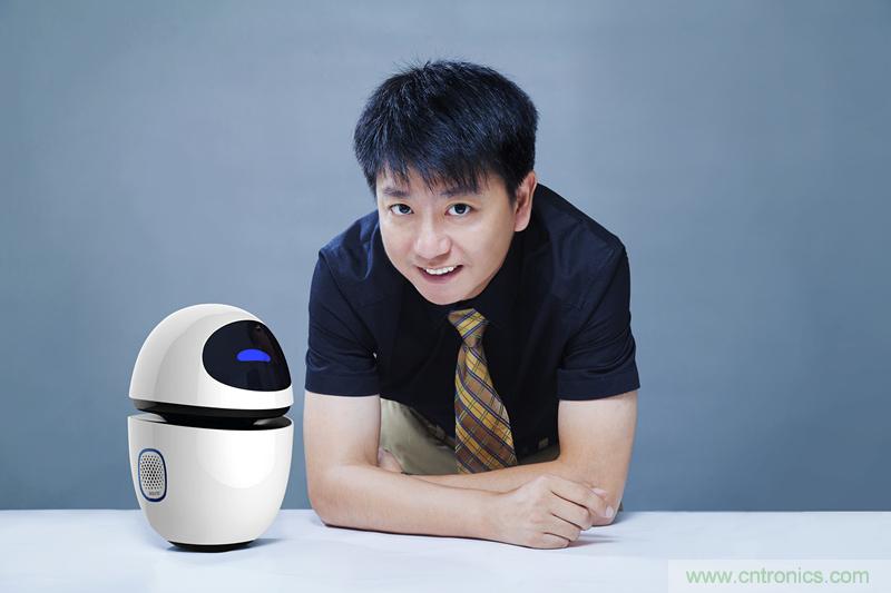 圖1，邱楠透露，狗尾草機器人小白將在2015年10月批量上市