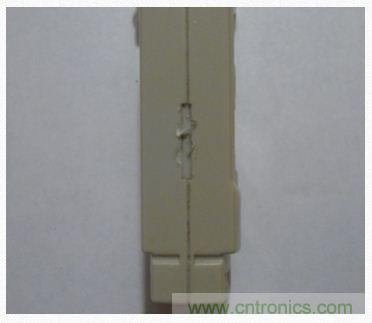 圖2：機(jī)身側(cè)面的狹縫。