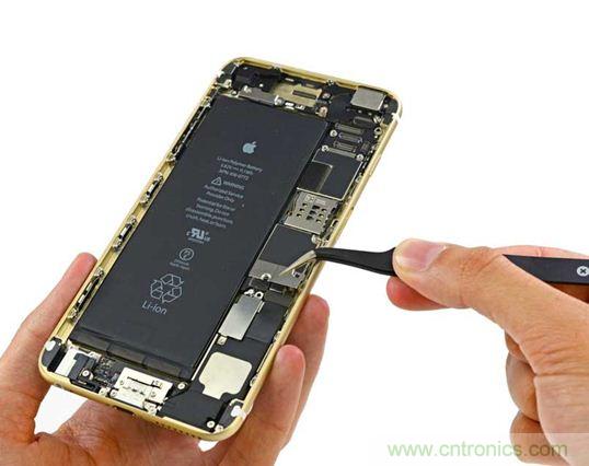 與iPhone 5S相比，電池尺寸更大，電池效率提高了16%。整部手機(jī)看起來(lái)就像一件藝術(shù)品，但看不到太多的內(nèi)部構(gòu)造。（來(lái)源：iFixit）