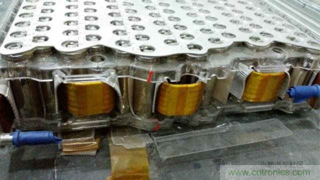 【導(dǎo)讀】對于電動汽車的核心&mdash;&mdash;電池，我們要求其安全、能量密度高、壽命長，充電時間短，同時又要性能卓越等等。那么對比電動汽車電池來說怎么樣才算是達(dá)標(biāo)？又怎么樣才算是性能優(yōu)越呢?毫無疑問鋰離子電芯作為其最基本的單元，其優(yōu)劣至關(guān)重要。  電池是電動汽車的&rdquo;心臟&ldquo;。從電動汽車發(fā)展以來，各種技術(shù)路線百花爭鳴，爭論不休。其中應(yīng)用最廣的鋰離子電芯，就有三元、磷酸鐵鋰、錳酸鋰等多種技術(shù)路線并存的現(xiàn)象。同時鋰離子電芯還分為方形，軟包，圓柱三種結(jié)構(gòu)形式。  而這越是紛繁蕪雜，就越能代表了我們還在不斷探索，代表了電動汽車的急切盼望：電動汽車需要一顆強(qiáng)大的&ldquo;心臟&rdquo;。  對于電池包的要求  對于電動汽車的核心&mdash;&mdash;電池，我們要求其安全、能量密度高、壽命長，充電時間短，同時又要性能卓越等等。而這一項(xiàng)一項(xiàng)的要求，看似苛刻，但卻又無一不是電動汽車實(shí)現(xiàn)產(chǎn)業(yè)化的硬性指標(biāo)。  那么對比電動汽車電池來說怎么樣才算是達(dá)標(biāo)？又怎么樣才算是性能優(yōu)越呢?毫無疑問鋰離子電芯作為其最基本的單元，其優(yōu)劣至關(guān)重要。  但就拿我們最關(guān)注的安全性來說，是不是電芯安全了，電池包就安全了呢？  我們可以看到2002年，磷酸鐵鋰(LFP)首次被美國Valance公司產(chǎn)業(yè)化，隨即引起了中國市場的廣泛關(guān)注。從2004年開始，我國掀起了一股投資磷酸鐵鋰材料和磷酸鐵鋰動力電池的熱潮，磷酸鐵鋰其相對穩(wěn)定，安全性較高。隨后，它成為我國正極材料的主要路線，爭議暫告段落。  但是，隨著特斯拉在動力電池使用了鎳鈷鋁酸鋰的正極材料，爭論再次出現(xiàn)。磷酸鐵鋰其較低的能量密度，已經(jīng)使其處于劣勢。 1 據(jù)調(diào)研發(fā)現(xiàn)，進(jìn)入2014年以來，國內(nèi)鋰電池正極材料產(chǎn)業(yè)整體出現(xiàn)了向三元材料轉(zhuǎn)移的趨勢，下游的電池廠基本都在開發(fā)三元材料的電芯，也引導(dǎo)著上游的材料企業(yè)開始加大對三元材料的開發(fā)和生產(chǎn)力度。  而一系列的變化，也恰恰說明鋰電行業(yè)在慢慢的摸索，慢慢走向成熟。就比如說一個電池包的安全，光靠電芯安全是遠(yuǎn)遠(yuǎn)不夠的，其必須上升到一個系統(tǒng)的層級來。也就是說電池包的安全，靠的是整個電池系統(tǒng)，而不僅僅是某個單一的元素。  更何況一個安全、可靠、性能卓越的電池包，更是涉及到多領(lǐng)域知識的耦合，其更需要一個完善、可靠的系統(tǒng)來實(shí)現(xiàn)。就好比飛機(jī)被認(rèn)為是最安全的交通工具，不單單是&ldquo;安全&rdquo;的發(fā)動機(jī)，&ldquo;安全&rdquo;的結(jié)構(gòu)，就能保障的，其中還綜合運(yùn)用了人為因素分析、軟件安全性、風(fēng)險(xiǎn)管理和定量風(fēng)險(xiǎn)評估等各種先進(jìn)技術(shù)來預(yù)防事故發(fā)生，可以說是系統(tǒng)保障了安全。  下面我們就從電池系統(tǒng)中抽離出其一個核心部件電池模組，淺談一下各種不同的模組結(jié)構(gòu)。  關(guān)于電池模組  電池模組可以理解為鋰離子電芯經(jīng)串并聯(lián)方式組合，并加裝單體電池監(jiān)控與管理裝置。電池模組的結(jié)構(gòu)設(shè)計(jì)往往能決定一個電池包的性能和安全。其結(jié)構(gòu)必須對電芯起到支撐、固定和保護(hù)作用。同時如何滿足過電流要求，電流均勻性，如何滿足對電芯溫度的控制，以及是否有嚴(yán)重異常時能斷電，避免連鎖反應(yīng)等等，都將是評判電池模組優(yōu)劣的標(biāo)準(zhǔn)。  而隨著電動汽車的發(fā)展，以及人們對性能的追求，熱管理更是成為了電池模組設(shè)計(jì)的一個至關(guān)重要的環(huán)節(jié)。自然冷卻已經(jīng)不能滿足我們的需求。風(fēng)冷則由于其效率較低，且對電芯溫度的一致性較難控制，而表現(xiàn)的力不從心。因此，高性能需求的電池模組，其熱管理的解決方案已經(jīng)轉(zhuǎn)向液冷或相變材料。下面就介紹一下各種不同結(jié)構(gòu)電芯的模組設(shè)計(jì)。  &middot; 方形電池模組  方形電芯可以說是我國汽車動力電池里，應(yīng)用最多的電芯了。其外殼的材質(zhì)有鋁、鋼、以及塑膠。其電芯厚度是三種結(jié)構(gòu)中最厚的，由此也造成其內(nèi)部和外表面的溫差較大。其模組結(jié)構(gòu)也多為自然冷卻和風(fēng)冷的結(jié)構(gòu)。  我們來看看寶馬I3的電池模組設(shè)計(jì)。  我們可以看出，I3的電池模組從結(jié)構(gòu)上已經(jīng)具備一個高性能模組所需的要素，而一臺高性能的電動汽車，就是靠著每一處的細(xì)節(jié)共同搭建而成的。當(dāng)然其散熱、均溫以及可靠性等等，還有待市場的驗(yàn)證。 2 （▲ 寶馬I3方形電池模組）  &middot; 軟包電池模組  軟包電芯的電池包，也是近期比較熱門的一種結(jié)構(gòu)類型，其用在國外的電動車上比較多。  軟包電芯的物理結(jié)構(gòu)決定了其不易爆炸，一般只有外殼能承受的壓力足夠高，才有可能炸，而軟包電芯內(nèi)部壓力一大，便會從鋁塑膜邊緣開始泄壓、漏液。同時軟包電芯也是幾種電芯結(jié)構(gòu)中，散熱最好的。  目前，市面上賣得最多的還是日產(chǎn)的Leaf，其模組結(jié)構(gòu)為全密封式的，并未考慮散熱，即不散熱。  而Leaf在市場上頻繁反饋的容量衰減過快，與此熱管理也不無關(guān)系。顯然隨著人們對于高性能電動車的追求，迫使軟包電芯也必須要有主動式的熱管理結(jié)構(gòu)。  下面我們來看看一款World Congress展臺上的液冷軟包模組。其模組由電芯層疊而成，而電芯間有間隔排布的液冷板，其保證每顆電芯都有一個大面接觸到液冷板，并充分發(fā)揮了軟包電芯液冷的優(yōu)勢。 3 （▲ 液冷軟包電池模組）  當(dāng)然軟包電芯要將液冷技術(shù)做成熟也并非易事，其必須考慮液冷板的固定，密封性，絕緣性等等。同時可靠的電連接，以及具有&ldquo;保險(xiǎn)絲&rdquo;結(jié)構(gòu)連接片，這都是高性能軟包模組的方向。  我們可以看到軟包電芯其配合完善的模組結(jié)構(gòu)后，其優(yōu)勢會得以凸顯。  圓柱電池模組  圓柱電芯可謂是在各類電子產(chǎn)品中，應(yīng)用最廣泛的結(jié)構(gòu)。如今，在電動汽車行業(yè)也占有一定得份額。最典型的即是18650電芯了，其工藝經(jīng)過多年的沉淀，并在大規(guī)模的自動化生產(chǎn)的條件下，現(xiàn)今屬于最成熟，穩(wěn)定且一致性最好的電芯。  而圓柱電芯更是有著目前最高的能量密度，其三元材料的電芯能做到210~250Wh/kg。國內(nèi)目前的圓柱電池包多為自然冷卻或風(fēng)冷的結(jié)構(gòu)，其效果不盡如人意。  我們來看看，將圓柱型電芯推到風(fēng)口浪尖上的特斯拉電池模組。  相信已經(jīng)有不少人見過特斯拉的模組了：  組成一臺特斯拉汽車需要7000多顆18650電芯，一個模組則需要400多顆電芯，同時為了高性能的目標(biāo)又要在模組上集成多項(xiàng)功能，可見其工作量和難度之大。其中，甚至還用上了一些跨行業(yè)的技術(shù)，使人眼前一亮，為之拍案。好比電芯連接的&ldquo;保險(xiǎn)絲&rdquo;設(shè)計(jì)。  可以說，身處電池行業(yè)的人，反而很少有人能想得到，這也許就是當(dāng)局者迷吧。而這一技術(shù)的應(yīng)用則極大地提高了電池的安全性能。同時，還有液冷管道的應(yīng)用，極大地解決了18650電芯的散熱和均溫的問題，這對電池的性能和壽命都是一個極大的幫助。不僅如此，其電池模組在空間尺寸上的利用，更可謂是精打細(xì)算。  在這里還是要佩服一下特斯拉將事情做到極致的態(tài)度，也就是這樣一個模組，成為了一個高性能的特斯拉電池包所必不可少的核心部件。 4 電動之心  通過以上一些簡單的列舉，我們不難看出，無論何種結(jié)構(gòu)的電芯其實(shí)都不乏一些好的應(yīng)用范例。而對于鋰離子電芯，如果作為一款革命性的產(chǎn)品，目前看來仍有很多不足和局限。但我們與其一味坐等材料的發(fā)展，不如多考慮一下，如何做好電池模組，做好電池系統(tǒng)。而這也是我們打造一顆強(qiáng)大&ldquo;電動之心&rdquo;的必經(jīng)之路。