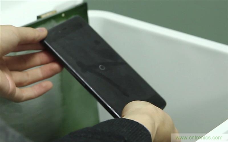 手機(jī)抗凍性能大挑戰(zhàn):iPhone被完爆