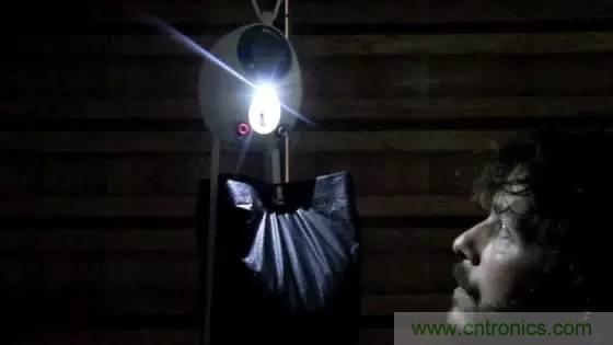 單靠重力就能工作的燈，將為15億人帶來光明