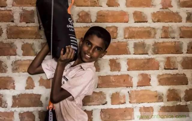 單靠重力就能工作的燈，將為15億人帶來光明