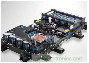 【導(dǎo)讀】電池管理系統(tǒng)（BMS）作為實時監(jiān)控、自動均衡、智能充放電的電子部件，起到保障安全、延長壽命、估算剩余電量等重要功能，通過一系列的管理和控制，保障電動汽車的正常運行。   據(jù)相關(guān)統(tǒng)計，2013年全球電池管理系統(tǒng)市場產(chǎn)值成長逾10%，2014年至2016年成長幅度將大幅躍升至25-35%。到2020年前，電動汽車將保持約15%~30%的年復(fù)合增長率，除了純電動汽車、插電式混合動力汽車和混合動力汽車的數(shù)量增長之外，新型的48V輕度混合動力系統(tǒng)也將顯著促進增長。鑒于此，電子發(fā)燒友采訪了美國力特公司（Littelfuse）中國區(qū)銷售總監(jiān)查勇。  針對當前市場，力特公司中國區(qū)銷售總監(jiān)查勇談到，當前基于低或零排放而改善空氣質(zhì)量的需求，對汽車提出更高的效率要求，隨著整個汽車中電負載的增加（如汽車動力的提升、多媒體用電等），要求高電壓供電以及更強大的供電系統(tǒng)。  目前電動汽車/混合動力汽車架構(gòu)主要有四類：一是HEV（Hybrid），油、電混合動力，電池靠發(fā)動機充電；二是PEV（Plug-in），油、電混合，電池需外部充電；三是BEV（ Battery Electric Vehicle），純電池供電；四是化學燃料電池供電。查勇表示，當前油、電混合動力汽車占有的市場比例比較大，后期會慢慢往純電動轉(zhuǎn)型。   那么，鋰離子電池有哪些優(yōu)勢？  我們知道，電動汽車的供電系統(tǒng)是由若干個鋰離子電池組成的。   鋰電池組是由一個個電池單元組成，每一個電池組大約有500~7000個單元，這對電池的管理與控制提出了更高的要求。   鋰電池技術(shù)將是任何類型電動汽車的基礎(chǔ)。查勇表示，目前還在不斷改進之中，未來將提供所需的最佳成本及功能性，對于成本在未來幾年里預(yù)計將降低四分之一到三分之一，而能量密度具有相同的增長幅度。在上圖中，鉛酸電池、鎳氫電池、鋰離子電池的比較表，可以看到鋰離子電池在功率密度和充電循環(huán)壽命上的優(yōu)勢是其它無法替代的。    鋰電池系統(tǒng)存在哪些技術(shù)瓶頸？   對于鋰離子電池技術(shù)方面，還有很多地方需要進一步完善，查勇談到主要有三點：  其一，充放電狀態(tài)。當充放電狀態(tài)在一定范圍內(nèi)時電池才能安全可靠地運行，高放電和過充電會降低鋰離子電池的效率和壽命，理想的荷電狀態(tài)為最大充電量的20%至90%左右；  其二，安全電池工作電壓。保持電池電壓在最低2 V和最高4.2 V之間，過高的電池電壓會導(dǎo)致過多的電流流動，在最壞的情況下，短路會破壞電池；  其三，熱管理。溫度控制尤為重要，因為過高的溫度可能會在負極過程中導(dǎo)致一種聯(lián)鎖反應(yīng)，從而導(dǎo)致因可能的電極短路以及可燃氣體從有機溶劑（電解液）中除氣而發(fā)生危險情況。  要使電池工作在可靠和安全的狀態(tài)，就必須管理電池的充、放電狀態(tài)，及監(jiān)管電池的安全工作電壓，目前大多采用的是主動均衡和被動均衡技術(shù)。查勇補充到，對于保護器件保險絲而言，小體積，高電壓仍是一個技術(shù)難點。  安全性方面該如何把控？  鋰離子電池需要通過電池管理系統(tǒng)進行仔細監(jiān)測和調(diào)節(jié)，對電池管理系統(tǒng)本身進行保護是保證這一重要的系統(tǒng)在所有情況下（組裝、保養(yǎng)、正常操作）安全可靠。    在短路情況下，會在電力線上引起強大的電流。查勇表示，針對這樣的情況，推薦使用具有較高分斷能力的保險絲的合適的熔斷技術(shù)，如力特公司的0HEV系列。電池管理系統(tǒng)通常通過高阻抗感應(yīng)線連接，因此短路電流會顯著降低，允許使用電子保險絲，電當然壓高低要求取決于電池結(jié)構(gòu)。   針對電池保護，力特保險絲和TVS二極管保護具有很大的優(yōu)勢：   1） 作為全球保護器件的領(lǐng)導(dǎo)者，力特提供全系列的保護器件，包括Fuse、PPTC TVS Diode、TVS Diode Array，同時提供不同的保護方案；  2） 所有器件滿足AEC-Q101和AEC-Q200汽車認證；  3） LAB 能針對客戶提供多樣的測試需求。   查勇指出，隨著越來越多的汽車應(yīng)用（如電池傳感器線路保護）依賴電子保險絲，在目前汽車中使用的電子保險絲沒有定義官方標準的情況下，力特根據(jù) AEC-Q200 準則制定了一項測試計劃，對保險絲在汽車應(yīng)用的適用性和可靠性進行測試，這項測試計劃包含18項測試，例如1000小時高溫高濕測試、1000循環(huán)溫度沖擊測試、特殊機械沖擊及振動測試等，所用的樣本量也有更加嚴格的要求。&ldquo;只是一次測試做到了還不夠，如何保證每批貨都通過這個測試？整個質(zhì)量控制體系才能保證高品質(zhì)的一致性和持續(xù)性，這是某些廠商所不具備的，需要特別注意。&rdquo;   另外，力特不斷在汽車應(yīng)用電子保險絲的合格范圍內(nèi)提供更多的產(chǎn)品。對于直流濾波電容和IGBT的保護，過去使用的是齊納二極管，但是它們無法提供與 TVS 二極管相同的優(yōu)勢，如快速響應(yīng)、更高的浪涌能力和更高的可靠性。   比如，車載充電器通過CAN 總線與其他系統(tǒng)進行通信，在密集的汽車環(huán)境中，CAN 線路會遭受ESD或其他汽車系統(tǒng)通過耦合或傳導(dǎo)而引起的其他瞬變所導(dǎo)致的過電壓應(yīng)力。對此，查勇表示，針對CAN總線開發(fā)出了專用的保護器件，SM24CANA和SM24CANB. 其不僅具有ESD能力，還有一定的抗浪涌能力，同樣也滿足AEC-Q101汽車認證。  不難發(fā)現(xiàn)，鋰電池系統(tǒng)是由若干單節(jié)電池組成的，架構(gòu)都比較復(fù)雜，是整個系統(tǒng)能否可靠工作的關(guān)鍵所在，也極易受到靜電、開關(guān)功率負載、感應(yīng)浪涌、過負載、短路等過電流和過電壓得威脅，因此精心選擇和正確放置保護元器件進行過電壓和短路保護尤為重要。  最后，查勇表示，大力發(fā)展新能源汽車已成為各國共識，世界主要國家如美國、中國、日本、德國、韓國、英國等都紛紛建立了自己宏偉的新能源汽車產(chǎn)業(yè)規(guī)劃。新能源汽車的安全性問題，一直是汽車產(chǎn)業(yè)的重點工作之一，在展望新能源汽車快速發(fā)展的同時，我們須認識到，穩(wěn)定、高效、安全、可靠的電池管理系統(tǒng)產(chǎn)品，是保障電動汽車的正常運行的關(guān)鍵，只有這樣新能源汽車才能擁有可持續(xù)發(fā)展的未來。