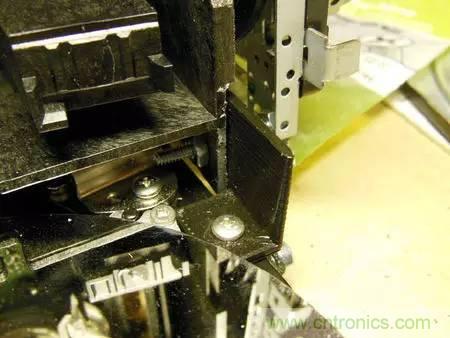 廢舊收音機如何變身成酷炫機器人？