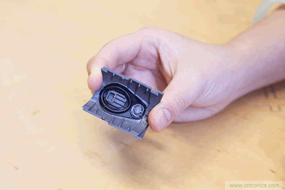 拆解戴森吹風(fēng)機(jī)：近三千元的價(jià)格貴在哪？