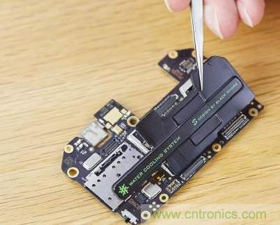 拆解黑鯊手機：多級直觸一體式液冷系統(tǒng)有什么門道？