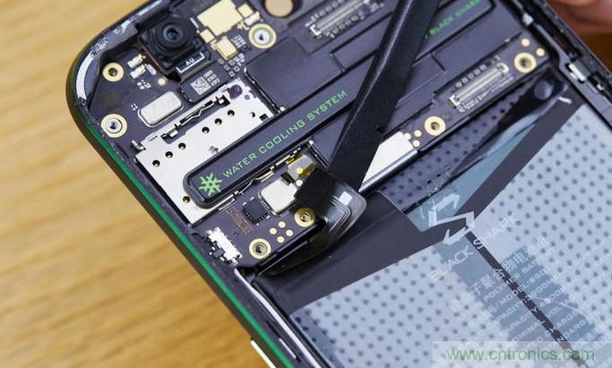 拆解黑鯊手機：多級直觸一體式液冷系統(tǒng)有什么門道？