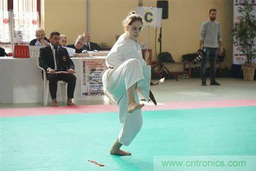 工程師將智能高科技編入時(shí)尚服裝，以幫助抑制青少年肥胖癥