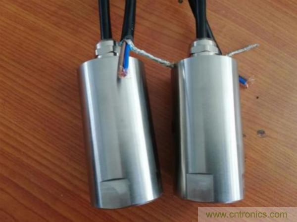 振動(dòng)傳感器的機(jī)電變換原理？主要的分類有哪些？