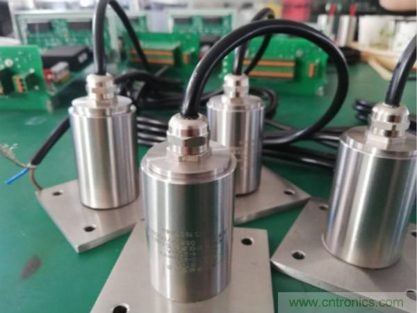 振動(dòng)傳感器的機(jī)電變換原理？主要的分類(lèi)有哪些？