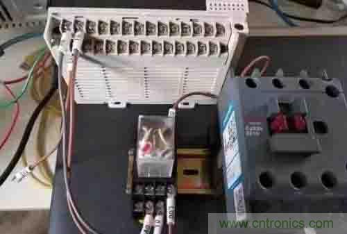 PLC的輸出方式:繼電器和晶體管 PLC的輸出方式:繼電器和晶體管