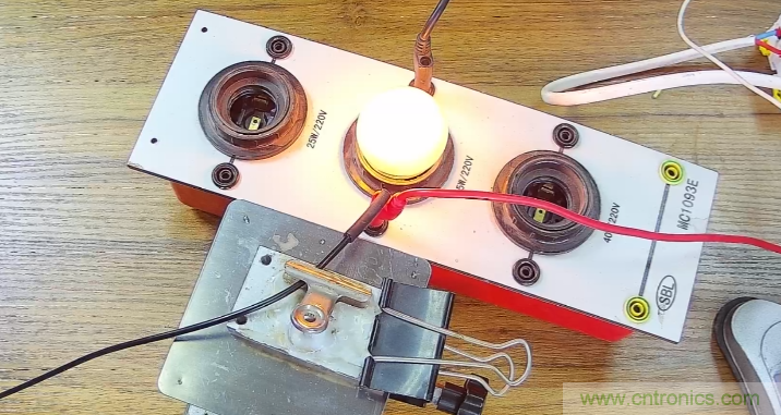 電燈泡內(nèi)通有交流電，為什么看不到燈泡在閃爍？